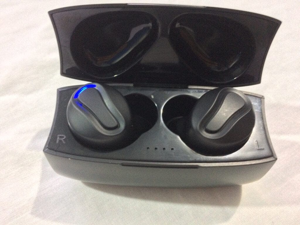 Auriculares YUWISS T04 y su base de carga